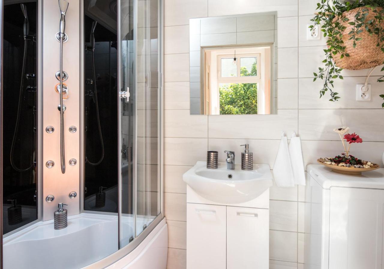 Cracow Best Location Apartment With Garden By Cozyplace Krakow Exterior photo